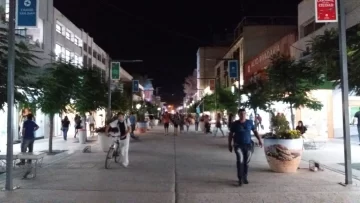 La Peatonal totalmente sin luz despertó el enojo de los comerciantes