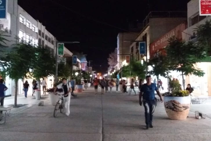 La Peatonal totalmente sin luz despertó el enojo de los comerciantes