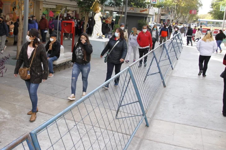 El lunes quitan las vallas en la peatonal y los comerciantes controlarán los permisos