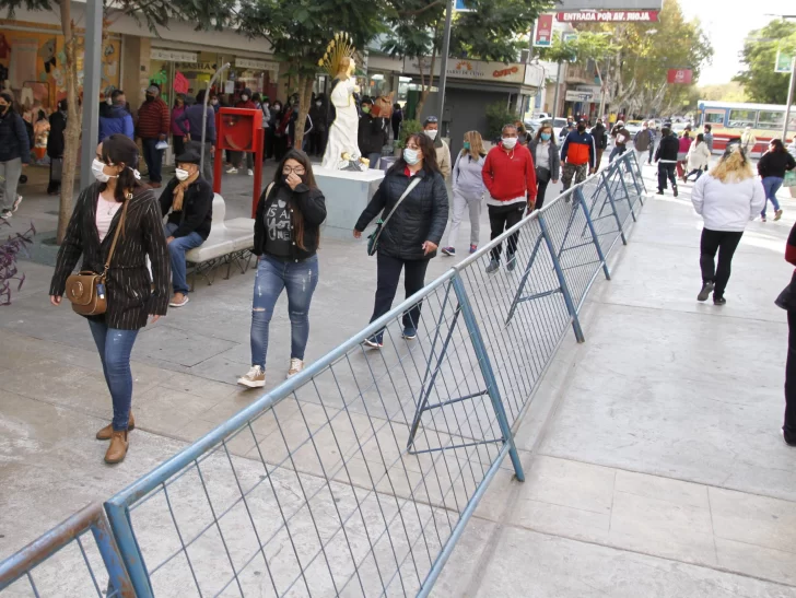 El lunes quitan las vallas en la peatonal y los comerciantes controlarán los permisos