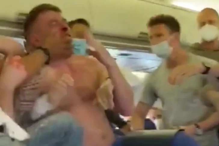 [Video] Feroz pelea en un avión por dos pasajeros que se negaron a usar el tapabocas
