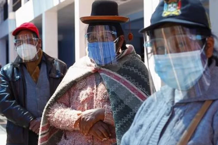 Perú impone el uso obligatorio de dos tapabocas en espacios públicos cerrados