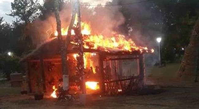 Incendiaron el pesebre y el árbol de Navidad de una plaza