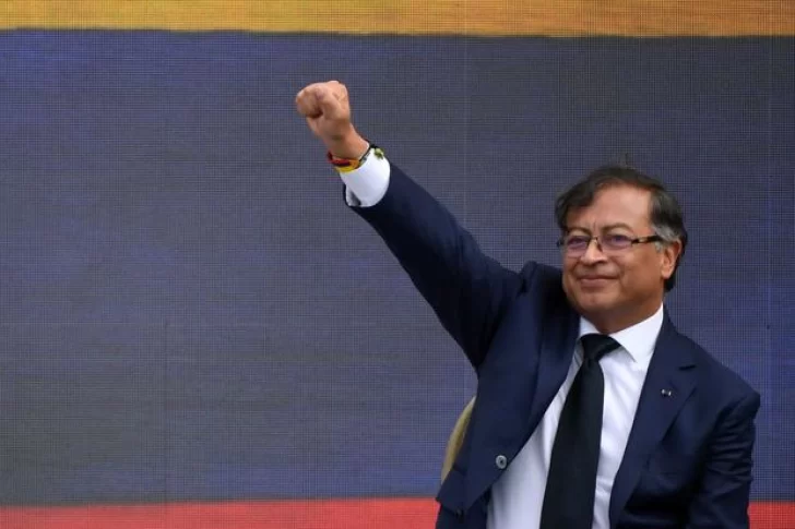 Gustavo Petro juró como presidente de Colombia y se enfrenta a múltiples desafíos