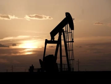 El petróleo cayó 11% en la semana, a valores previos a la guerra entre Rusia y Ucrania
