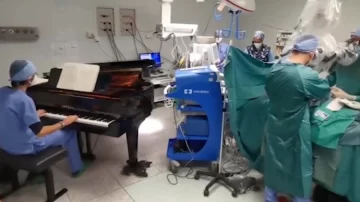 Operaron a un niño de 10 años mientras un doctor tocaba el piano