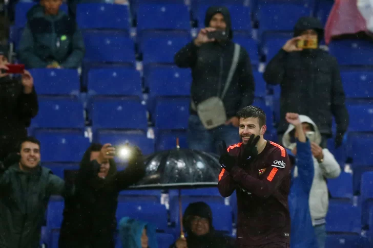 Piqué, héroe y villano en el derby catalán