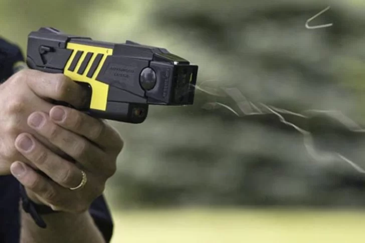 [VIDEO] Mirá cómo funcionan las pistolas Taser