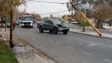 Video: mirá cómo la camioneta perdió el control y se estrelló contra una farola