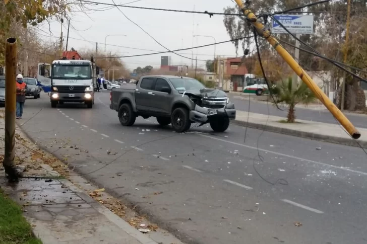 Video: mirá cómo la camioneta perdió el control y se estrelló contra una farola