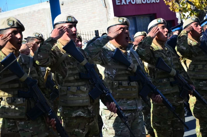 El patriotismo le ganó al frío: fervor en la promesa de la bandera y concurrido desfile