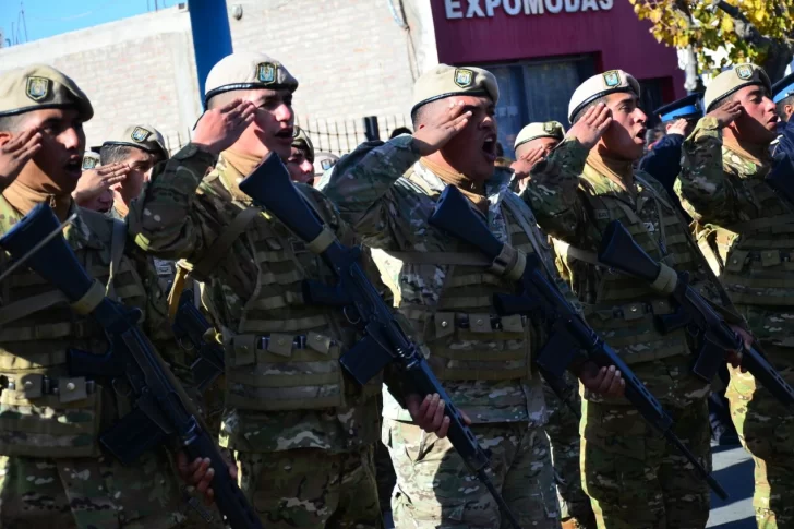 El patriotismo le ganó al frío: fervor en la promesa de la bandera y concurrido desfile