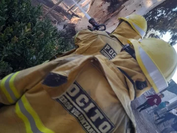 Un bombero voluntario cayó de la caja de una camioneta cuando iba a un incendio y está grave