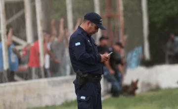 Buscan que policías no usen celulares personales durante el horario laboral