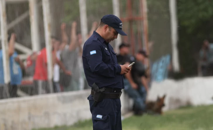 Buscan que policías no usen celulares personales durante el horario laboral