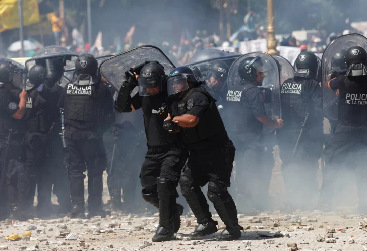 Casi 80 policías heridos y al menos 60 detenidos, el saldo de una jornada feroz