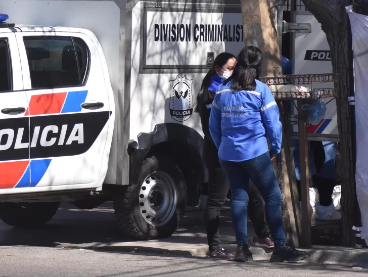 Volvían del boliche en un auto y chocaron con un ciclista que falleció en el acto