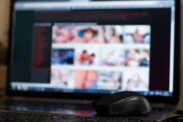 Distribuía pornografía infantil por Facebook y lo condenaron, pero no irá preso