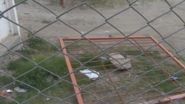 Un niño de 4 años se salvó de lo peor luego de que se le cayera un portón encima