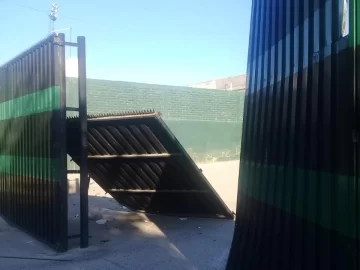 [VIDEO] Impactó de lleno con su auto contra un portón del Club San Martín y huyó