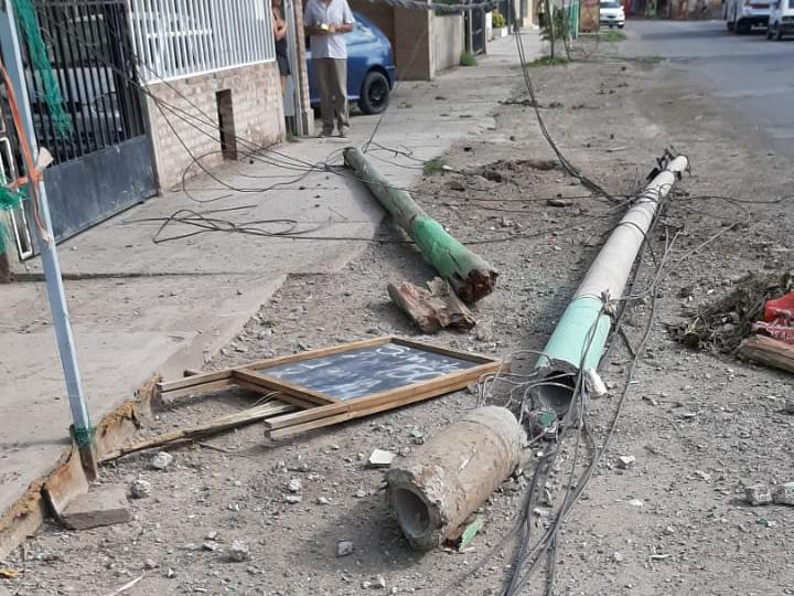 Chocó contra un poste, derribó otros tres y dejó sin luz a toda la zona