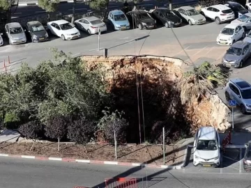 [VIDEO] El momento en el que colapsa un túnel y “devora” un grupo de autos