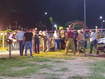 Dos mujeres y un bebé fueron rescatados con vida luego de caer en un pozo