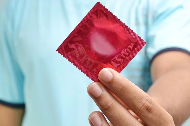 Una maestra fue suspendida por pedirles a sus alumnos que llevaran preservativos con semen