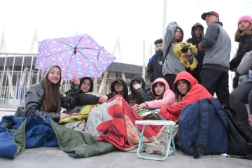 Frazadas y gorritos, la espera de los jóvenes sanjuaninos para ingresar al predio del Bicentenario