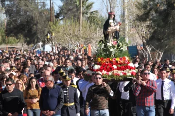 Todo el color y fe en la procesión en honor a Santa Rosa