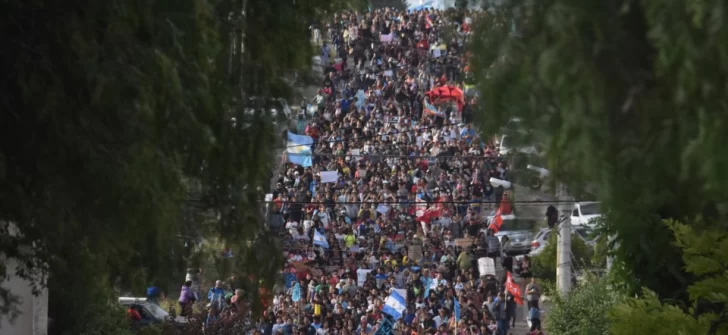 El gobernador de Chubut frenaría la ley minera y convocaría a un plebiscito