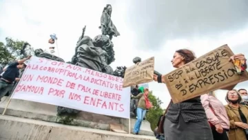 En medio del rebrote, en París marcharon contra el uso del tapabocas obligatorio