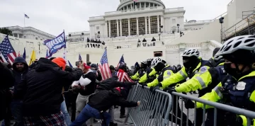 Manifestantes irrumpieron en el Capitolio y declararon el toque de queda en Washington