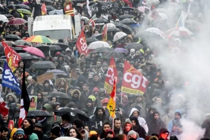 Grupos anarquistas cooptaron las masivas marchas contra la reforma jubilatoria en Francia