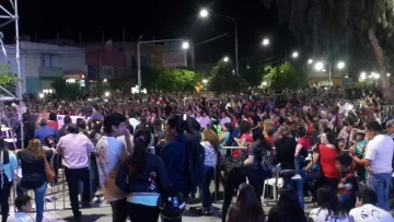 Un muchacho con el corazón en la mano