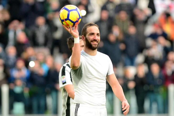 Higuaín marcó un hat trick en la goleada de la Juventus y se llevó la pelota