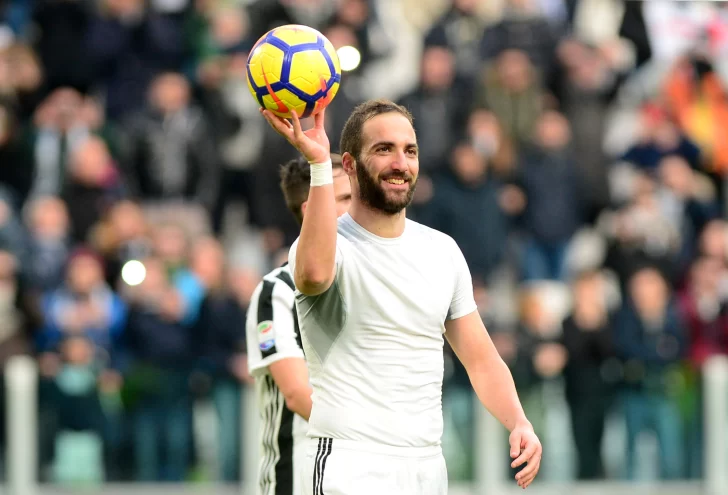 Higuaín marcó un hat trick en la goleada de la Juventus y se llevó la pelota