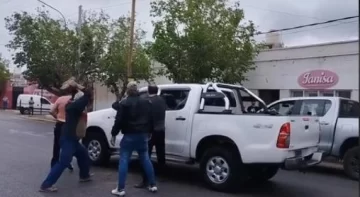 [VIDEO] Fuerte discusión de pareja, desesperación y una mujer que quiso quemar una camioneta