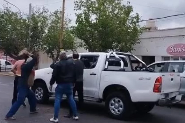 [VIDEO] Fuerte discusión de pareja, desesperación y una mujer que quiso quemar una camioneta