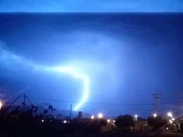 Las tremendas imágenes de los rayos en el cielo sanjuanino durante la tormenta de anoche