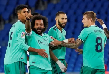 Real Madrid derrotó con polémica a Real Sociedad y alcanzó a Barcelona en la cima