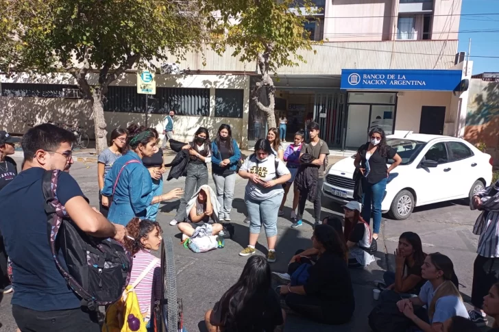 Reubicarán a los alumnos de Teatro, mientras tanto, estudian con custodia policial