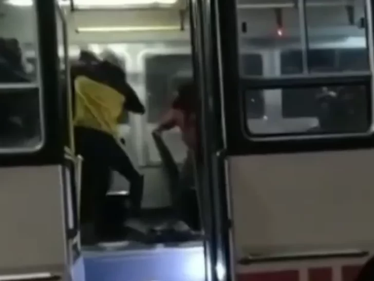 [VIDEO] Salvaje pelea en un colectivo entre 5, ¿participó una mujer?