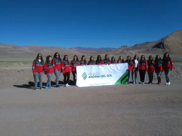 Las 19 candidatas visitaron Veladero y hasta anduvieron en un camión fuera de ruta