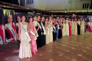 Las 19 candidatas a Reina del Sol tuvieron una glamorosa presentación en sociedad