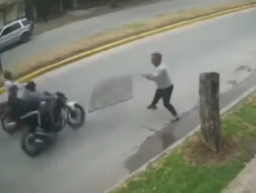 [VÍDEO] Un comerciante evitó un robo al tirarle una reja a dos ladrones y lastimó a un delivery