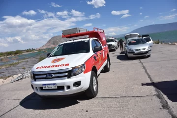 Logran rescatar a los dos ocupantes de la canoa que se dio vuelta