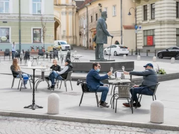 La creativa idea de una ciudad para reabrir los restaurantes en cuarentena