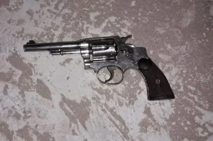 Detuvieron a un anciano con un arma calibre 32