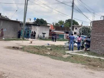 Mataron a puñaladas a una mujer y por el femicidio buscan a su expareja